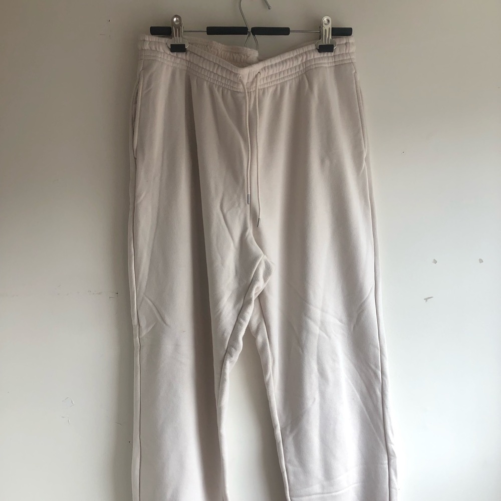 cream sweatpants from UNIQLO.